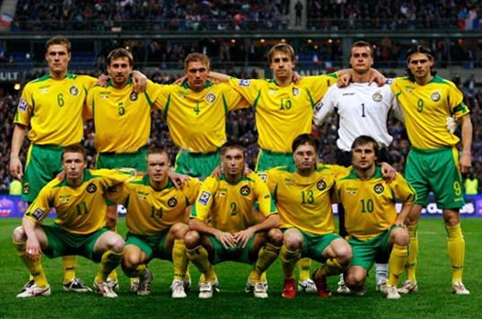 Lithuania-09-seLLer-home-kit-yellow-green-yellow-pose